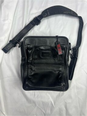 Tumi Black Leather Men's Messenger Crossbody Bag with Red Logo Tag Tumi 910D3